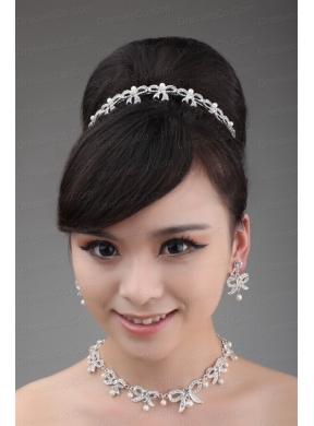 Unique and Gorgeous Tiara and Necklace in Pearl and Alloy