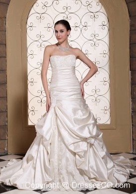 Exclusive Off White A-line Wedding Dress For Lace Decorate Bust and Pick-ups Gown