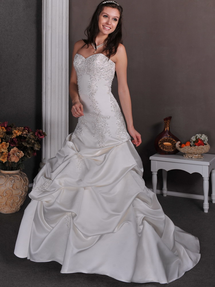 Elegant A-line Court Train Taffeta Appliques With Beading Wedding Dress