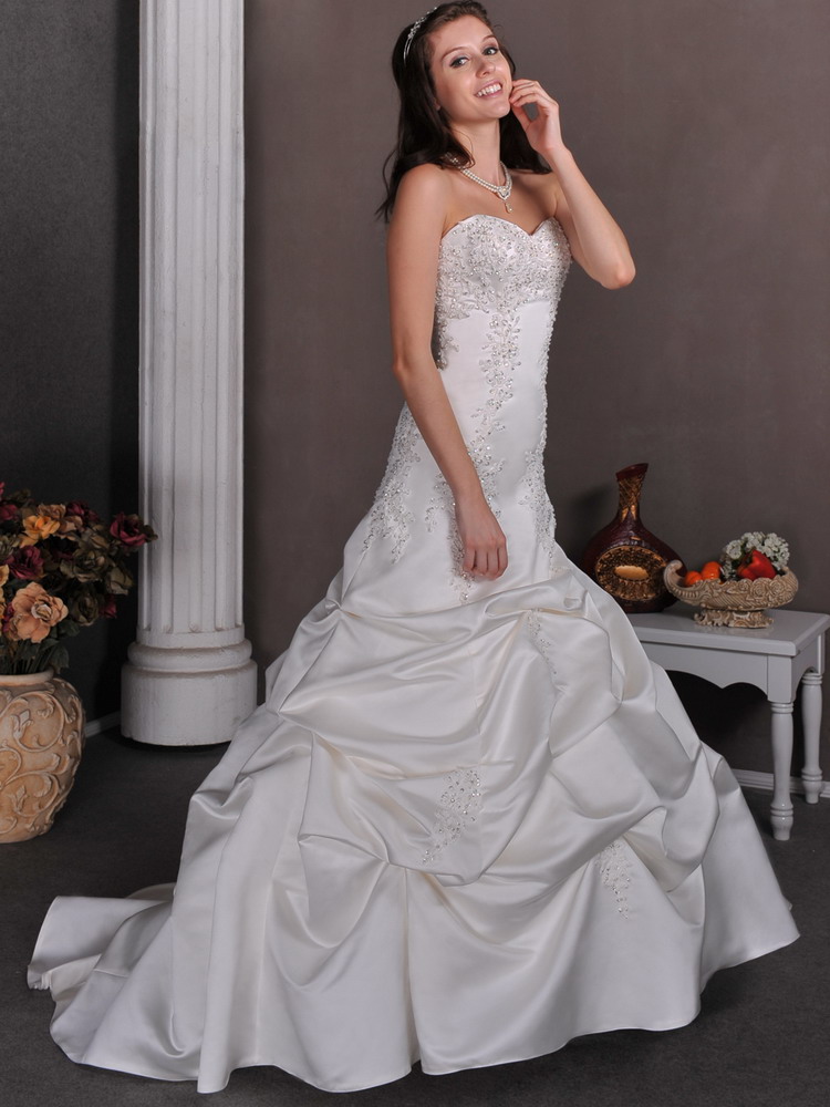 Elegant A-line Court Train Taffeta Appliques With Beading Wedding Dress