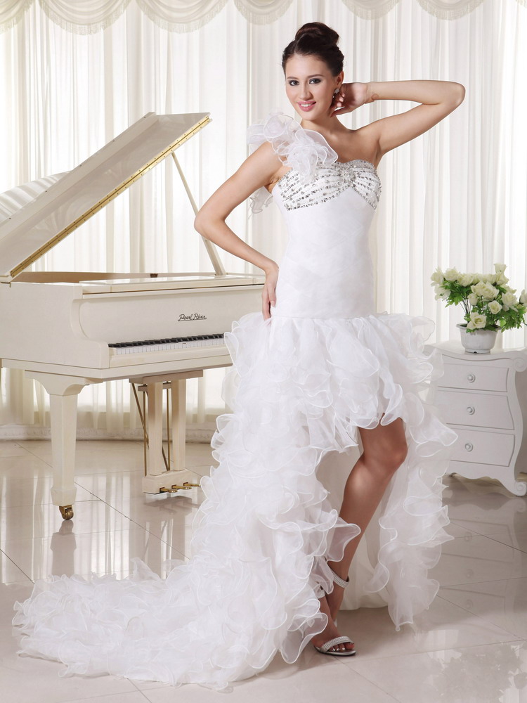 High Slit Organza Ruffled Court Train Fashionable Wedding Dress With Hand Made Flower Decorate One Shoulder and Beaded Bust