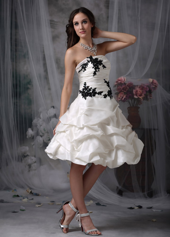 Lovely A-line Strapless Knee-length Appliques And Ruching Wedding Dress