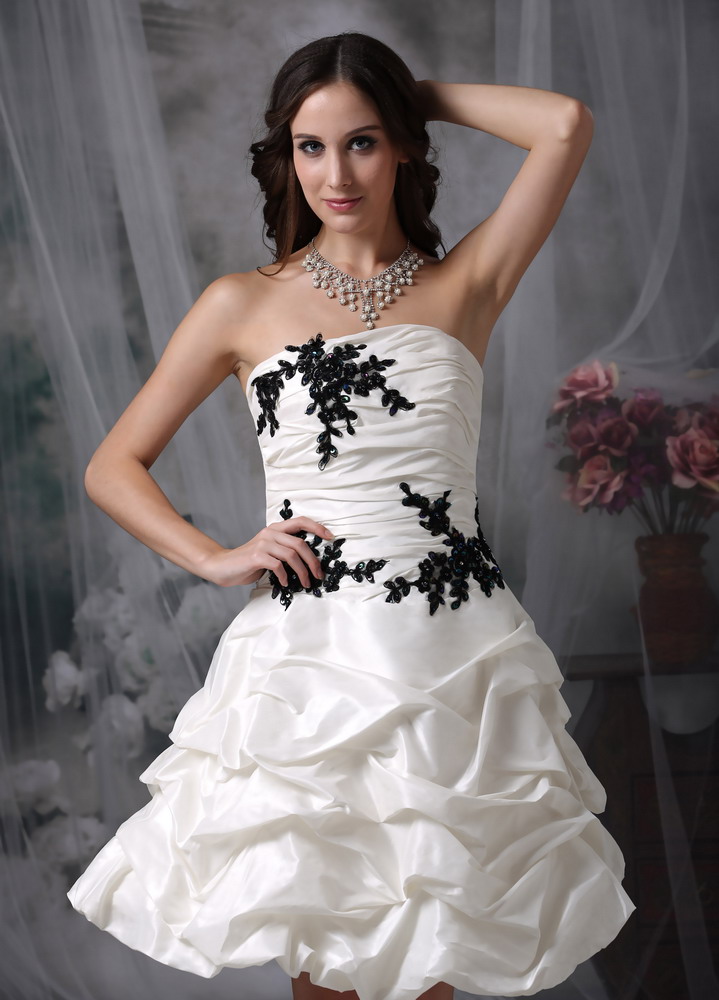 Lovely A-line Strapless Knee-length Appliques And Ruching Wedding Dress