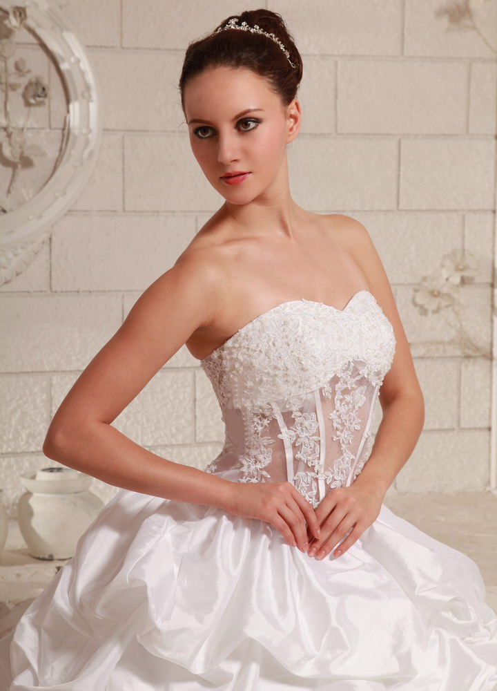 Appliques and Pick-ups Ball Gown Wedding Gowns With Chapel Train