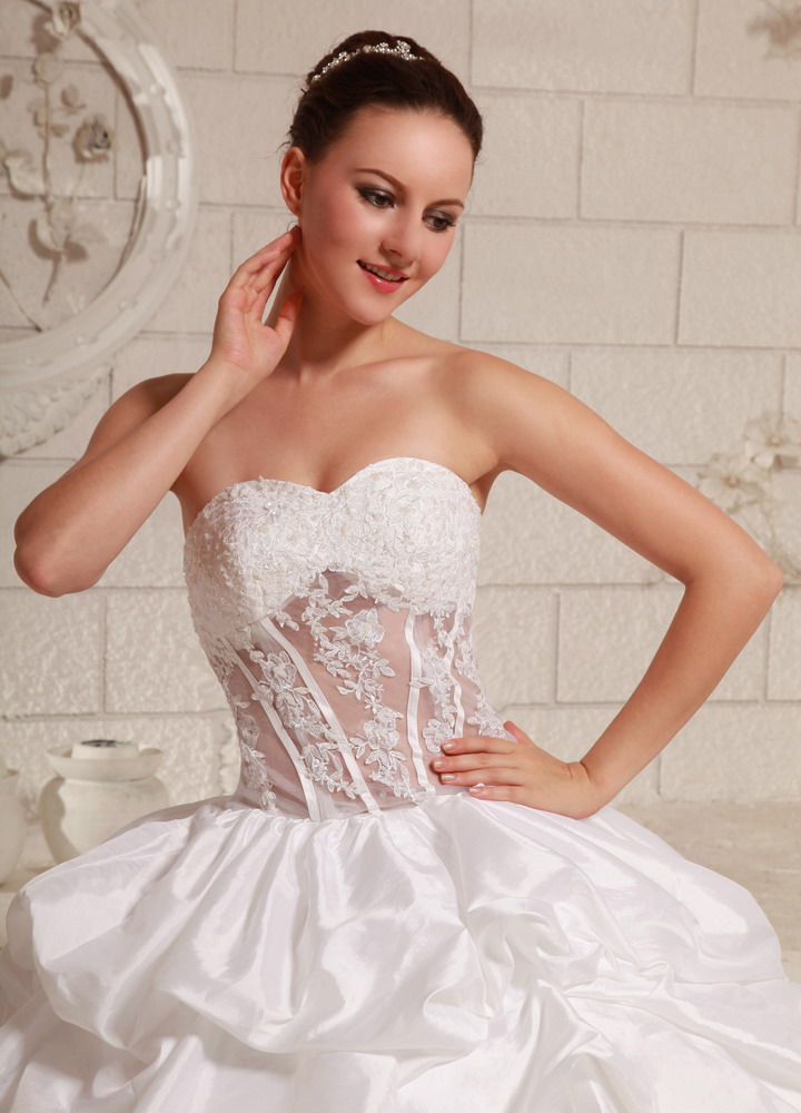 Appliques and Pick-ups Ball Gown Wedding Gowns With Chapel Train
