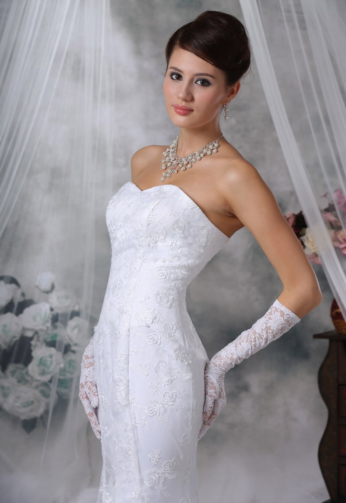 Lace Decorate Bodice Mermaid Brush Train Neckline Wedding Dress For Exclusive Style