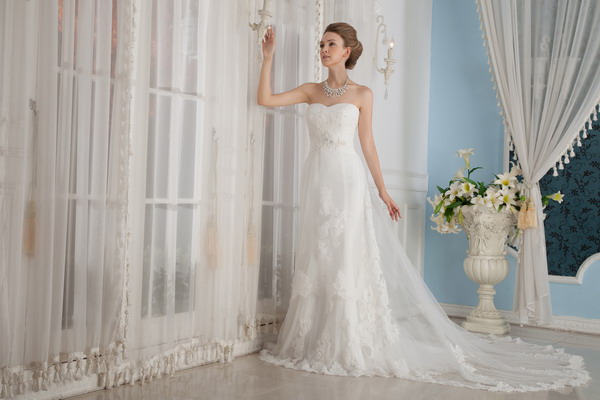 Wonderful A-Line / Princess Strapless Chapel Train Tulle Appliques Wedding Dress