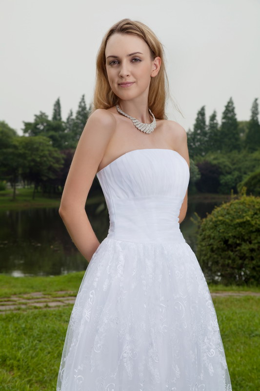 White A-line / Princess Strapless Knee-length Chiffon And Lace Ruching Wedding Dress