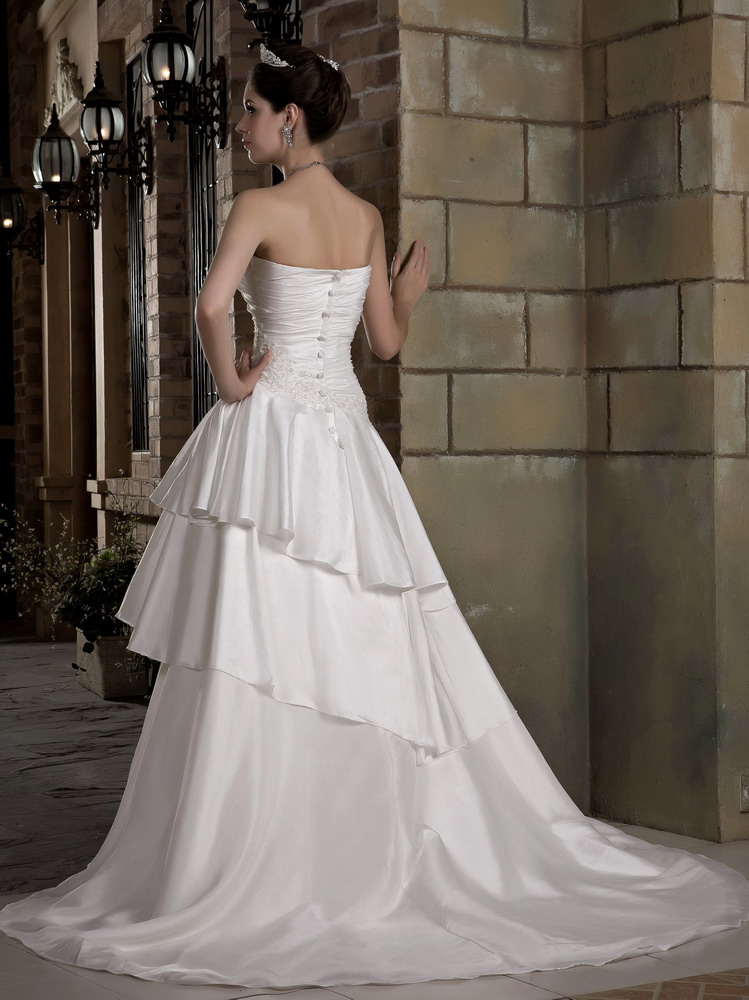Fashionable A-line Strapless Court Train Taffeta Appliques Wedding Dress