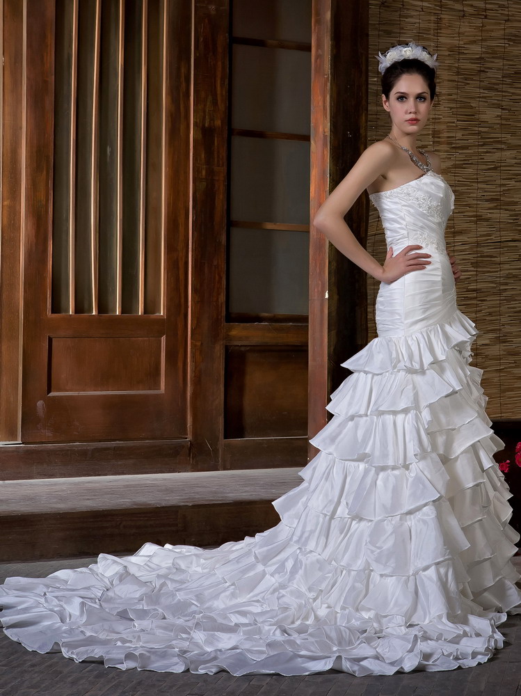 Fashionable Mermaid Strapless Court Train Taffeta Appliques Ruffled Layers Wedding Dress