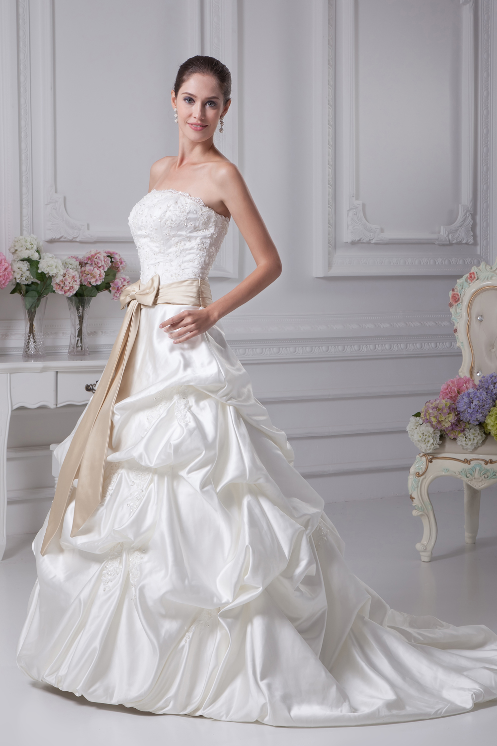 Appliques A-Line Court Train Strapless Ivory Wedding Dress