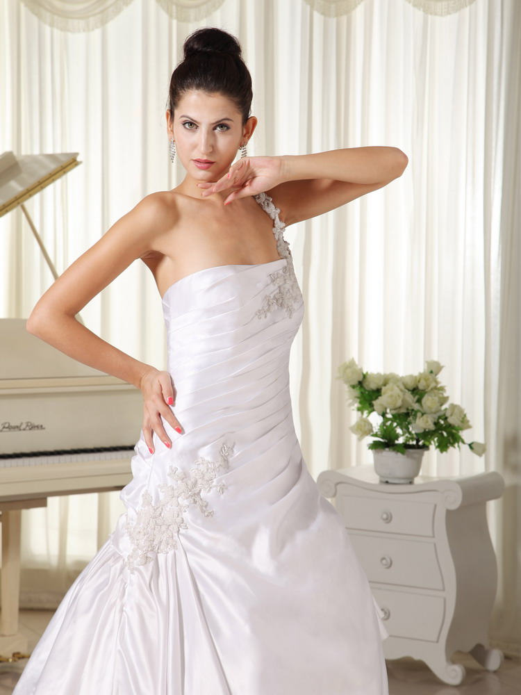 Appliques Decorate Shoulder and Bust A-line Wedding Dress