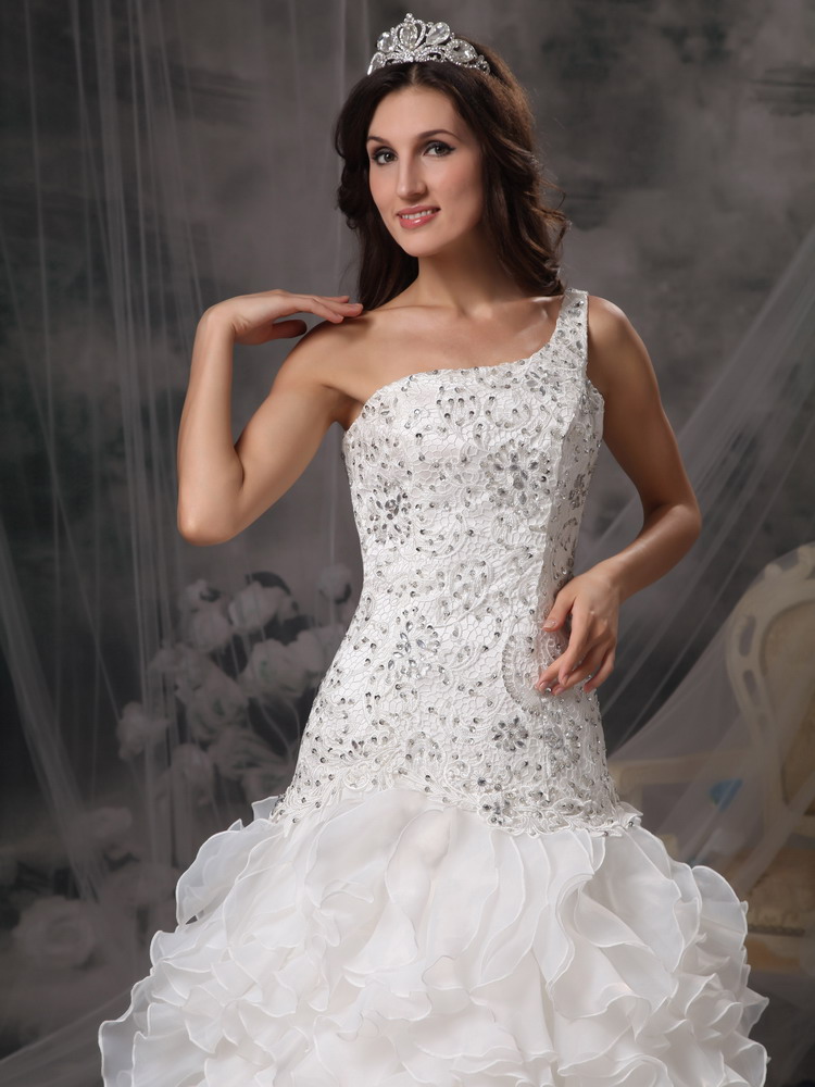 Luxurious A-line One Shoulder Court Train Organza and Lace Beading Wedding Dress