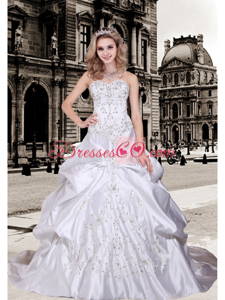 Fashionable Embroidery Wedding Dress with Chapel Train