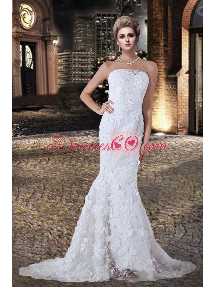 Fashionable Mermaid Strapless Lace Wedding Dress with Court Train