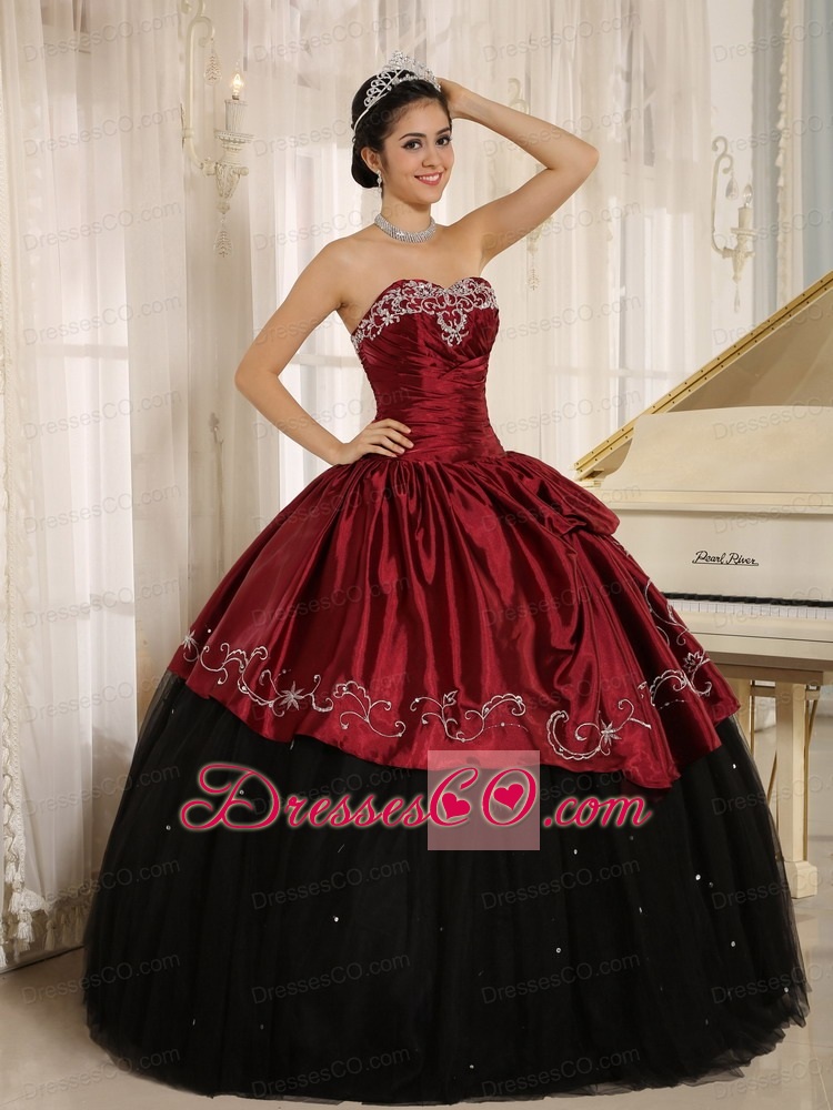 Custom Made Beaded and Embroidery Decorate Black and Wine Red Quinceanera Dress Wear
