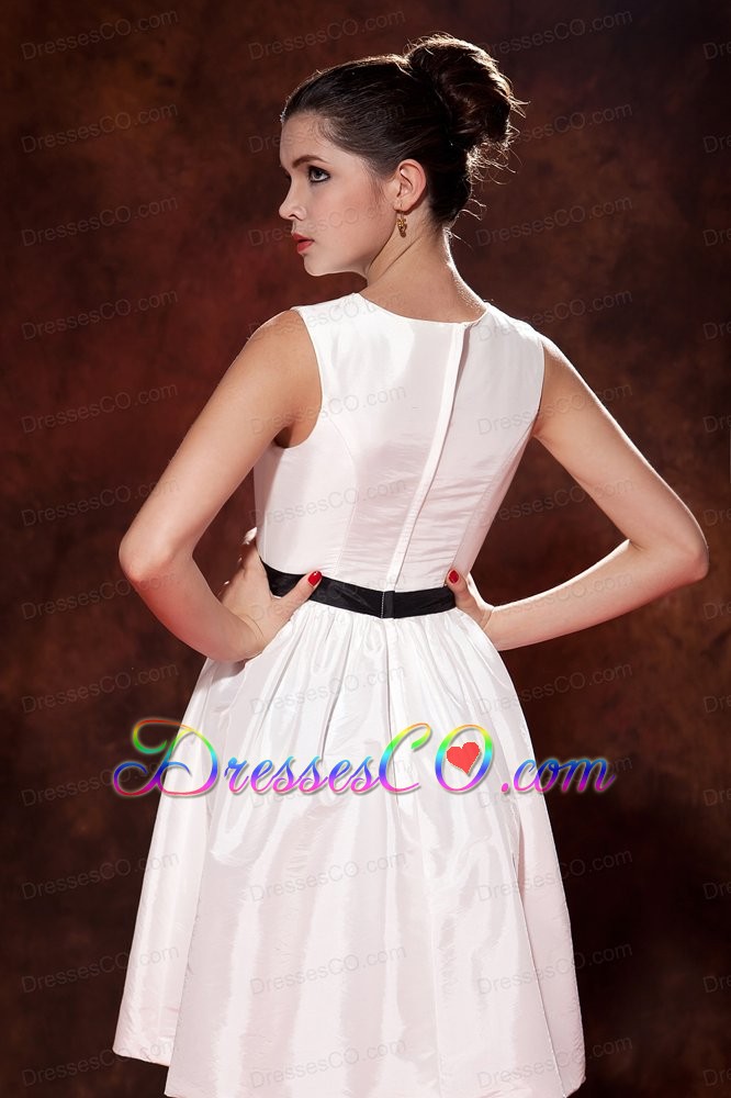 Modest White A-line / Princess Prom Dress Bateau Mini-length Taffeta