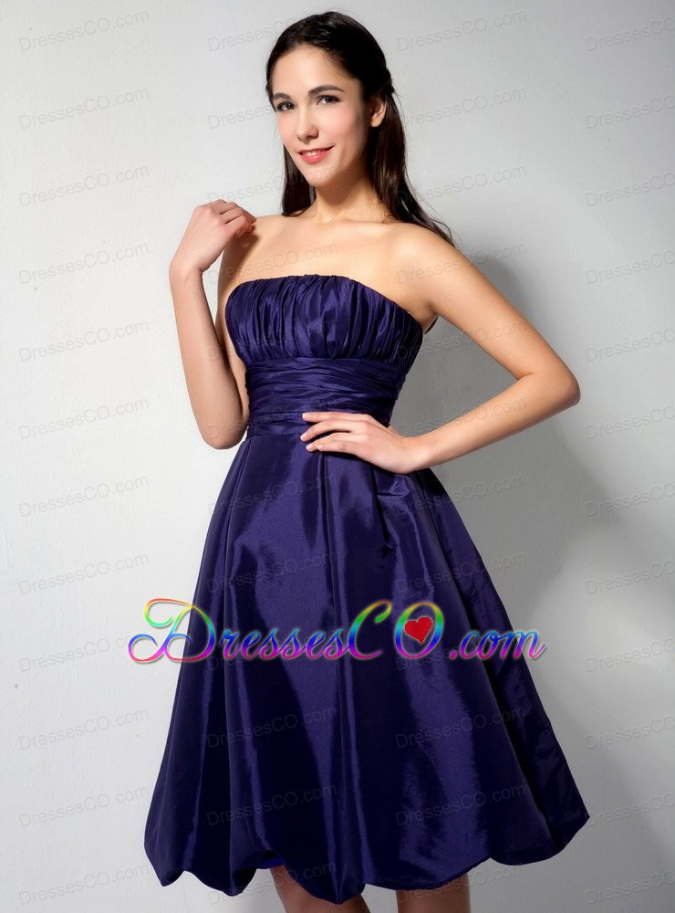 Purple A-line / Princess Strapless Knee-length Taffeta Ruching Homecoming Dress