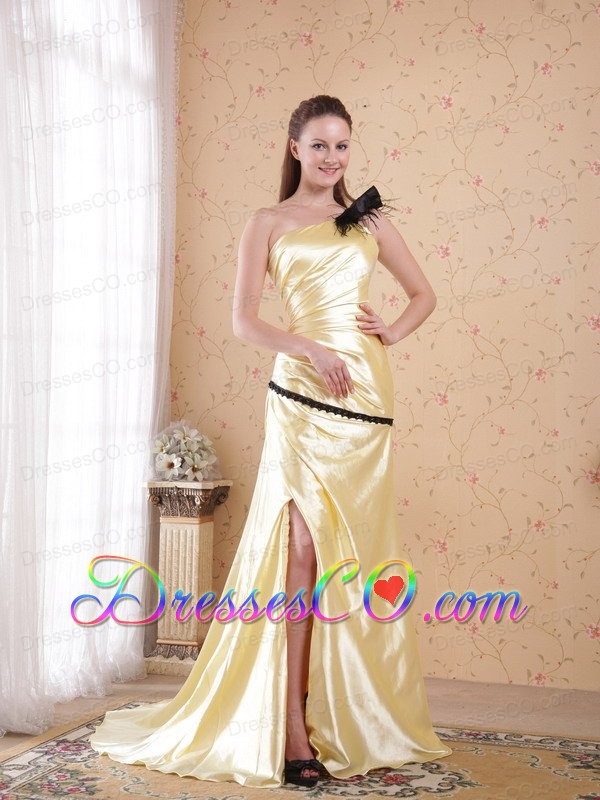 Light Yellow Column / Sheath One Shoulder Long Elastic Woven Satin Ruche Prom Dress
