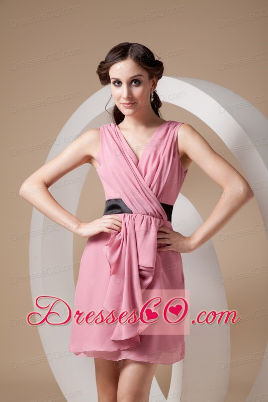 Rose Pink Column / Sheath V-neck Mini-length Chiffon Ruched Dama Dress For Quinceaner