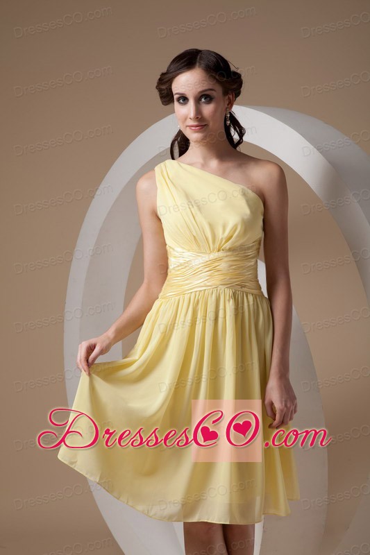 Custom Made Light Yellow Cocktail Dress Column / Sheath One Shoulder Chiffon Ruched Knee-length