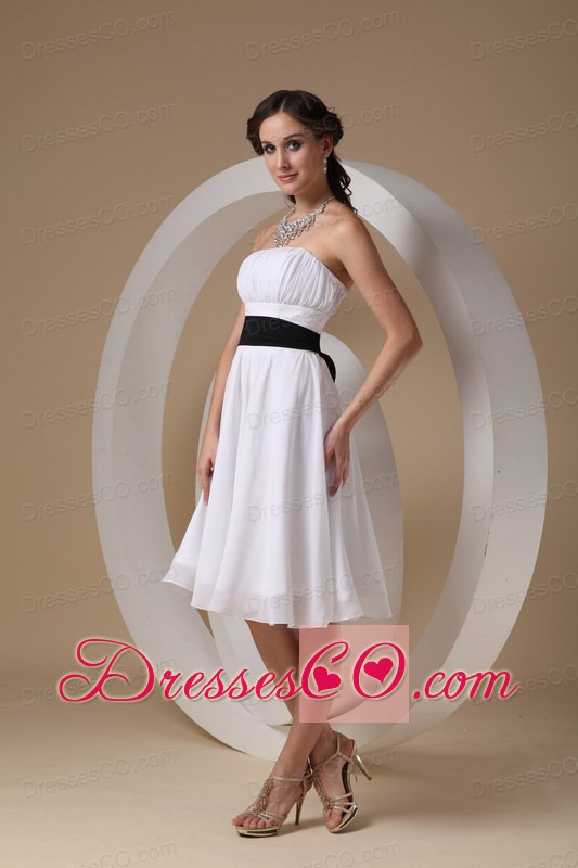 White Cheap Dama Dress For Quinceaner With Black Sashes Knee-length