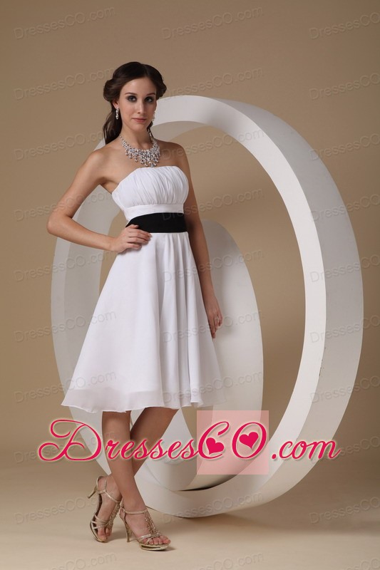 White Cheap Dama Dress For Quinceaner With Black Sashes Knee-length