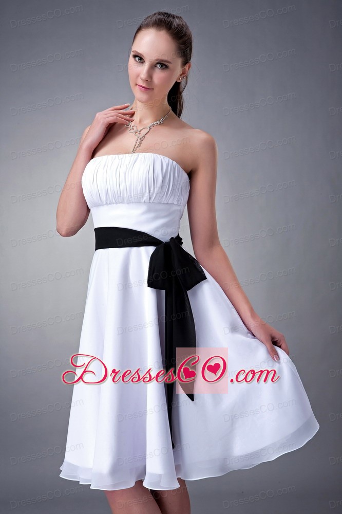White A-line / Princess Strapless Knee-length Chiffon Sash Dama Dress For Quinceanera
