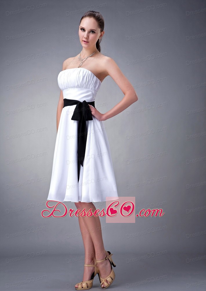 White A-line / Princess Strapless Knee-length Chiffon Sash Dama Dress For Quinceanera