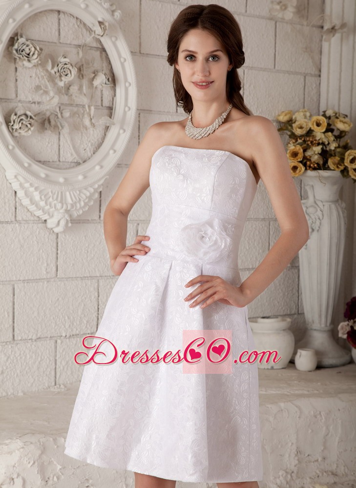 Beautiful A-line / Princess Strapless Knee-length Lace Hand Made Flower Wedding Dress