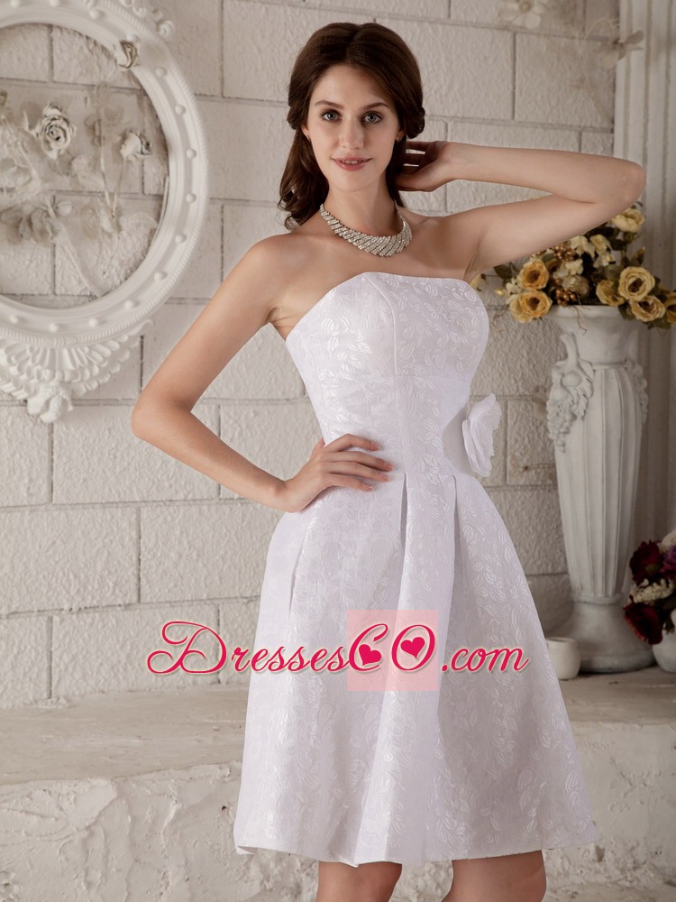 Beautiful A-line / Princess Strapless Knee-length Lace Hand Made Flower Wedding Dress