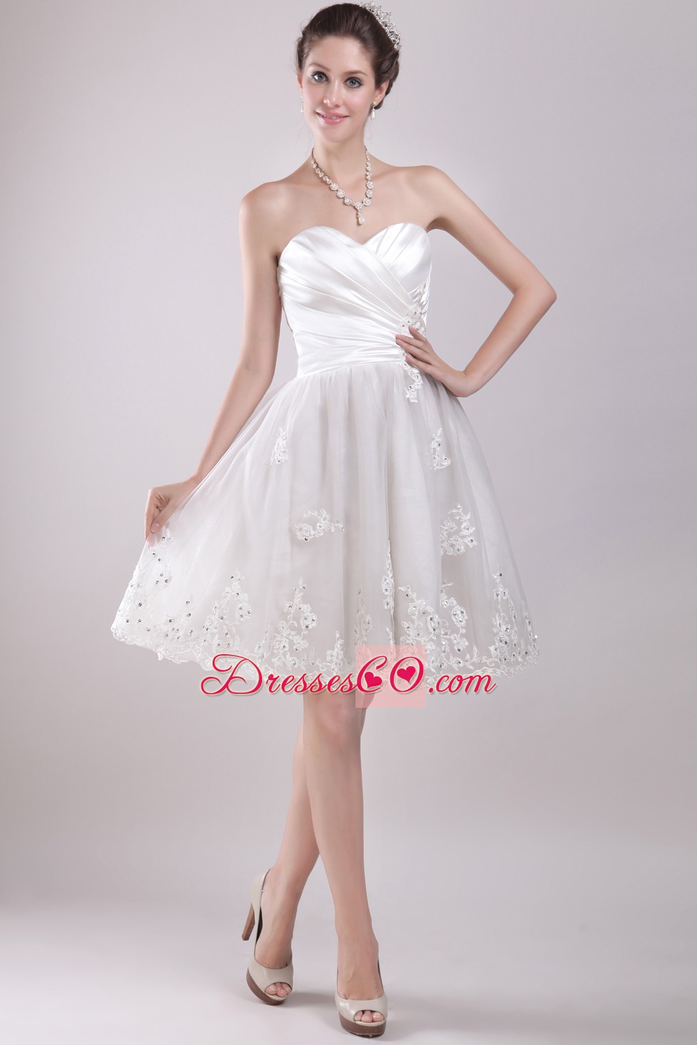 Sweet A-line/princess Knee-length Organza Appliques Wedding Dress