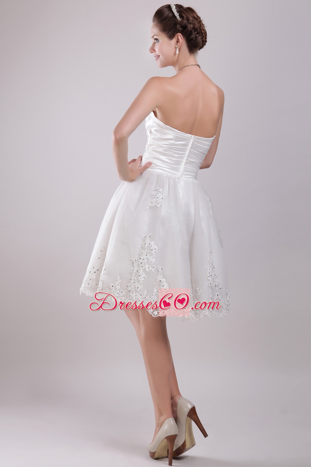 Sweet A-line/princess Knee-length Organza Appliques Wedding Dress