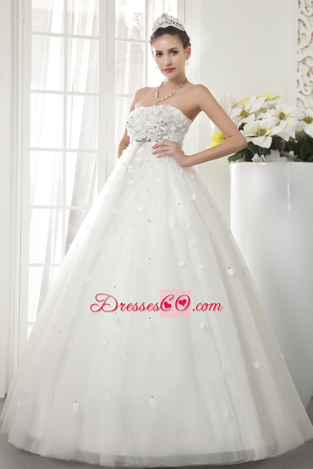 Modest A-line / Princess Strapless Long Tulle Beading Wedding Dress