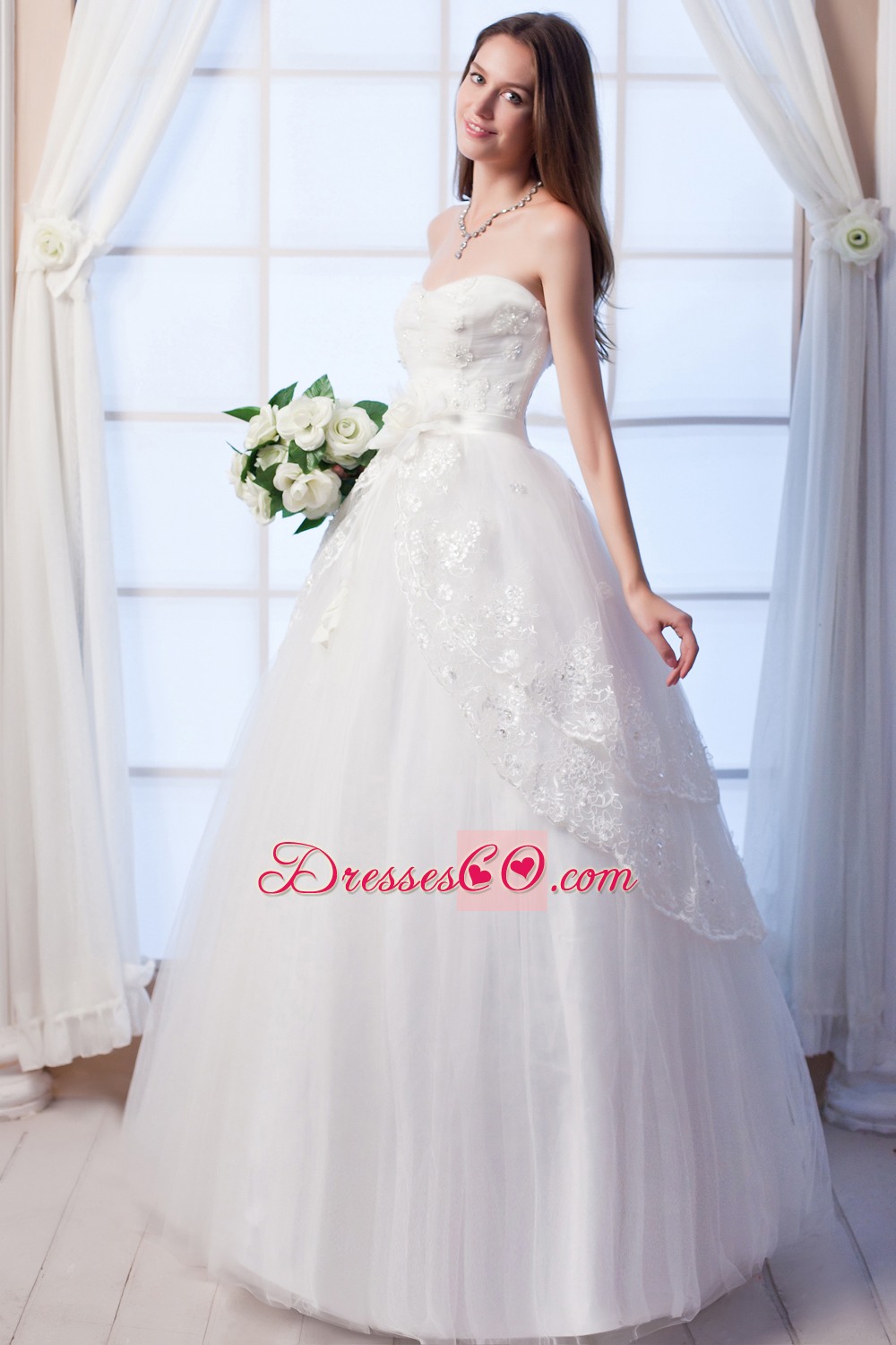Beautiful A-line Longtulle Appliques And Hand Made Flowers Wedding Dress