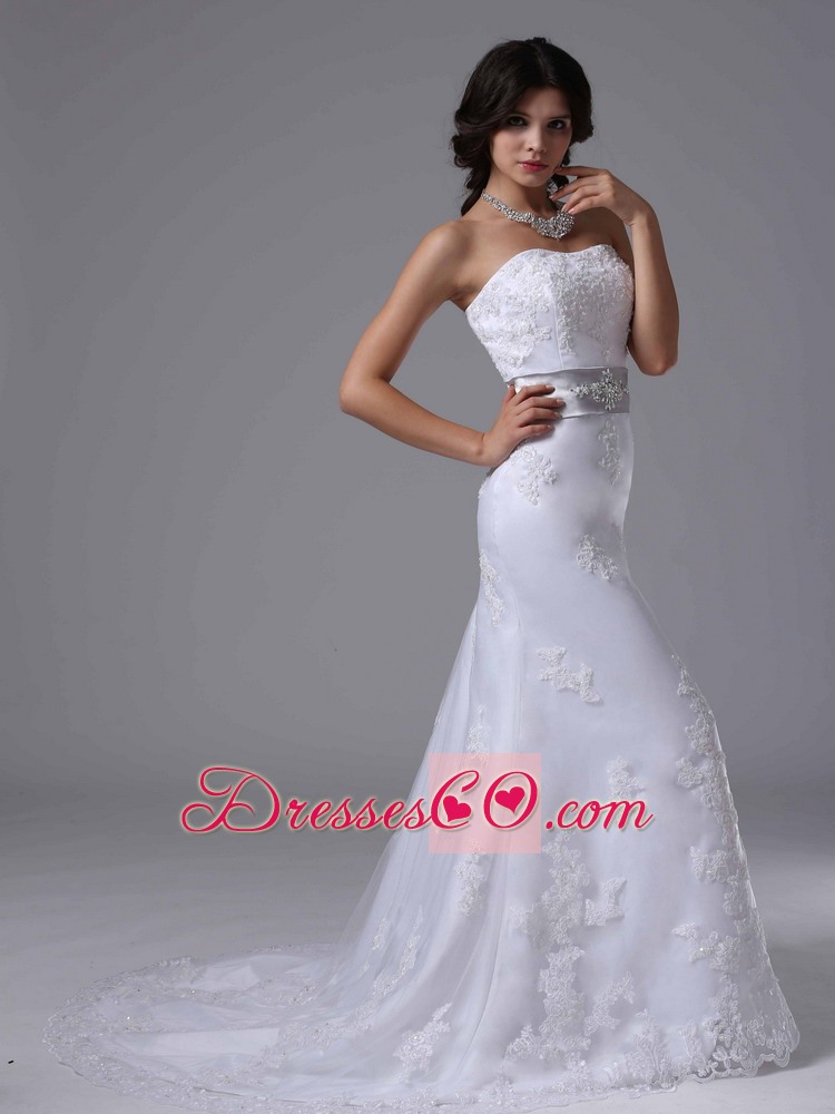 Exquisite Wedding Dress With Beaded Decorate Waist and Lace Over Skirt