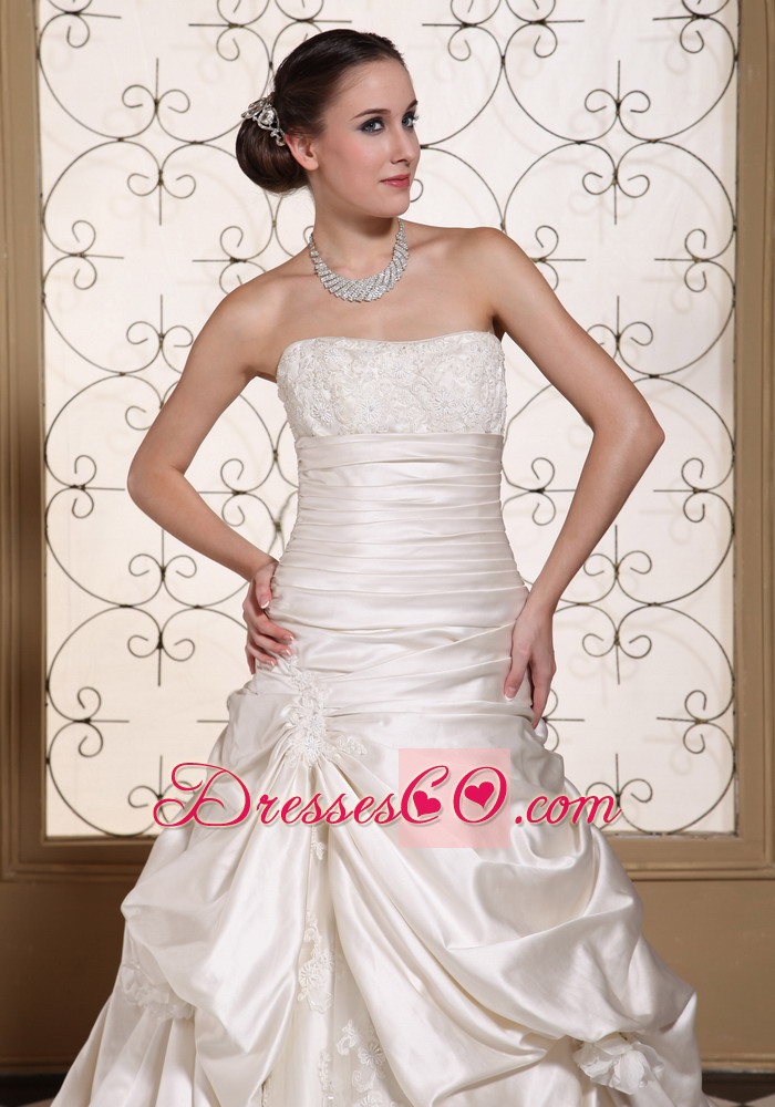 Exclusive Off White A-line Wedding Dress For Lace Decorate Bust and Pick-ups Gown