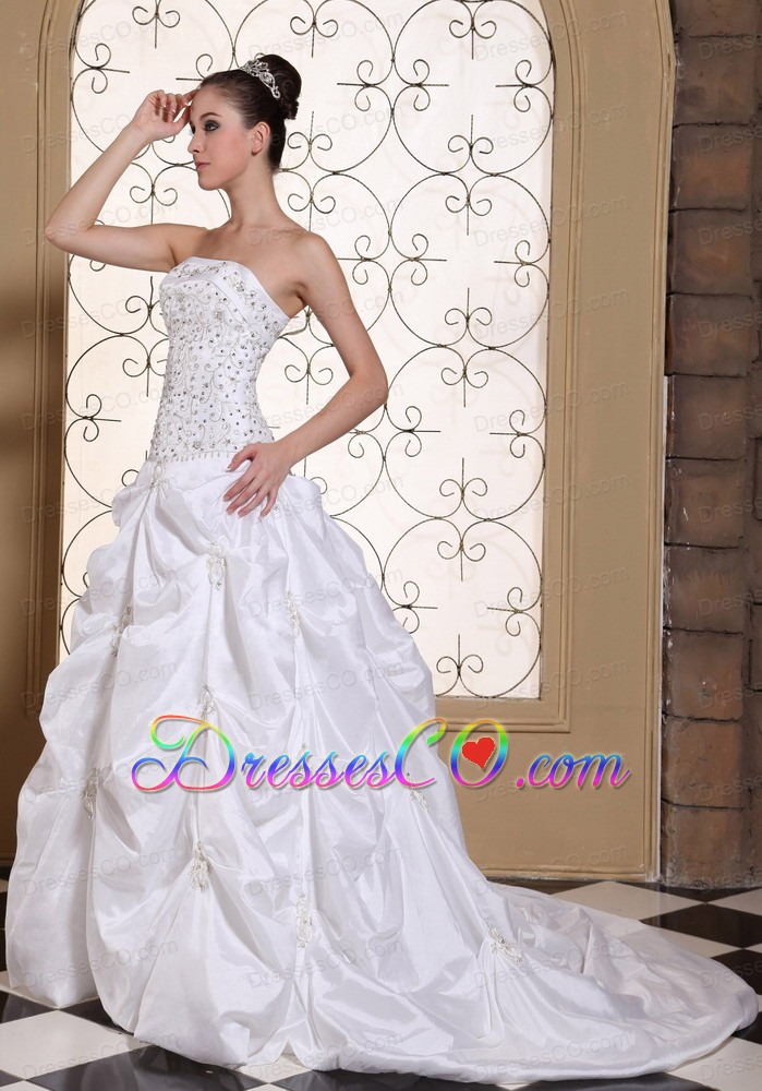 Embroidery With Beading On Satin Strapless Pretty Wedding Dress For Pick-ups Gown