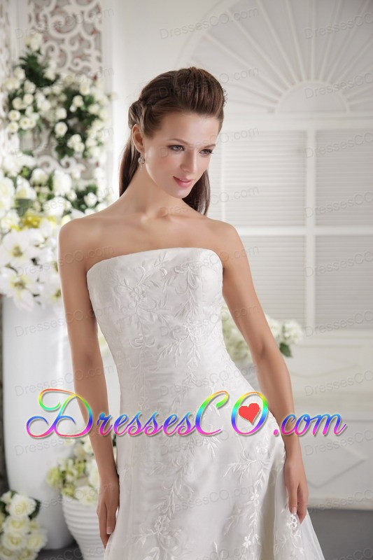 White A-Line / Princess Strapless Court Train Embroidery Organza Wedding Dress