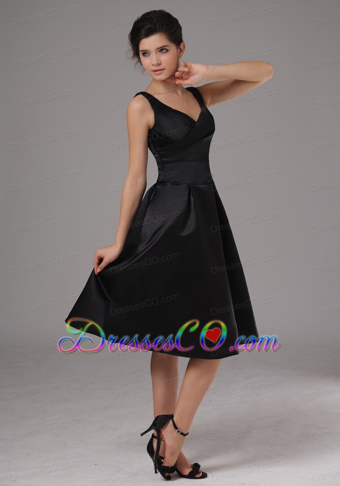 Simple Black Bridesmaid Dress With Straps Knee-length