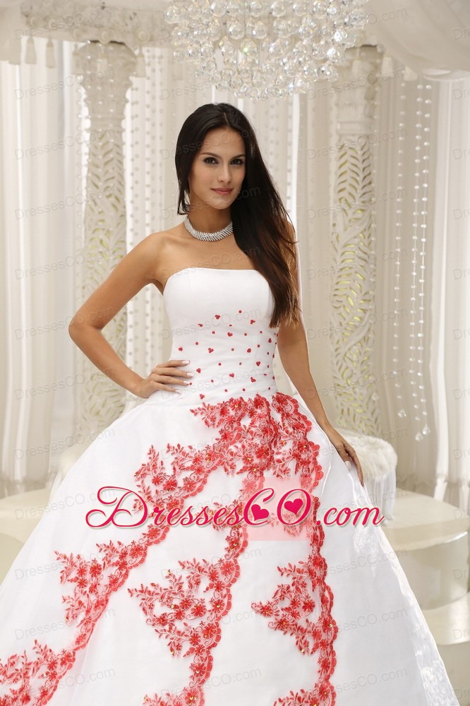 Beautiful Embroidery White Ball Gown Quinceanera Dress For Formal Evening Taffeta and Organza