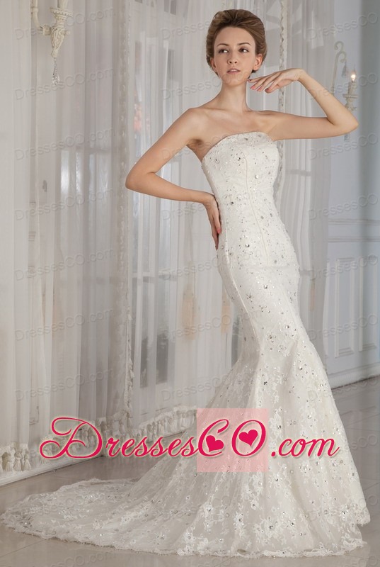 Luxurious Trumpet / Mermaid Strapless Court Train Lace Beading Wedding Dress