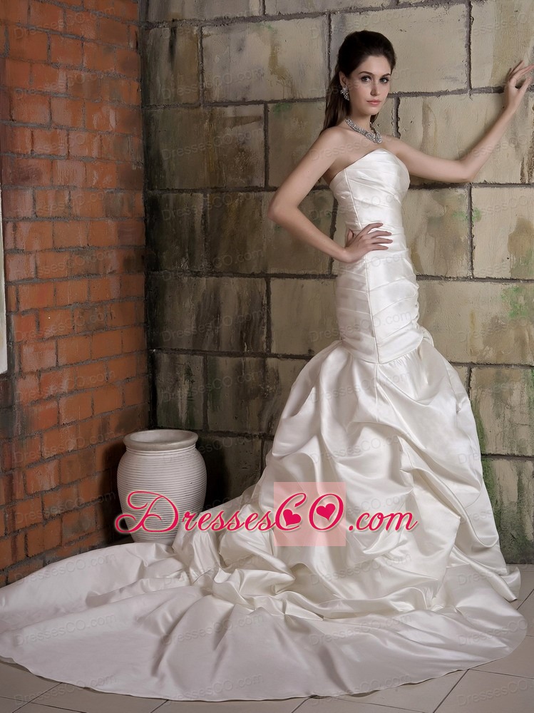 Fashionable Mermaid Strapless Chapel Train Taffeta Hand Made Flower Wedding Dress