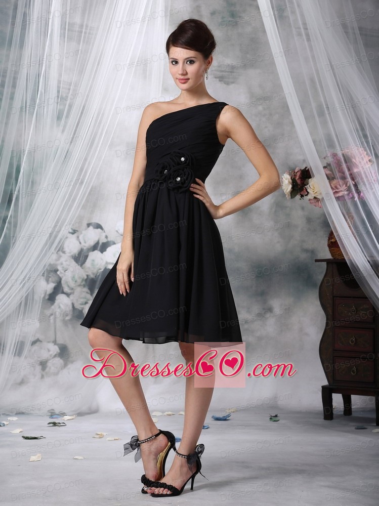 Black A-line / Princess One Shoulder Knee-length Chiffon Hand Made Flowers Prom Dress