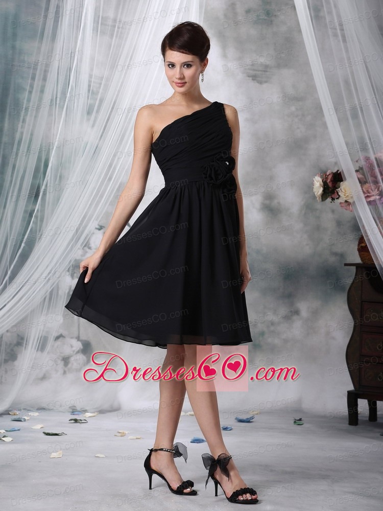 Black A-line / Princess One Shoulder Knee-length Chiffon Hand Made Flowers Prom Dress