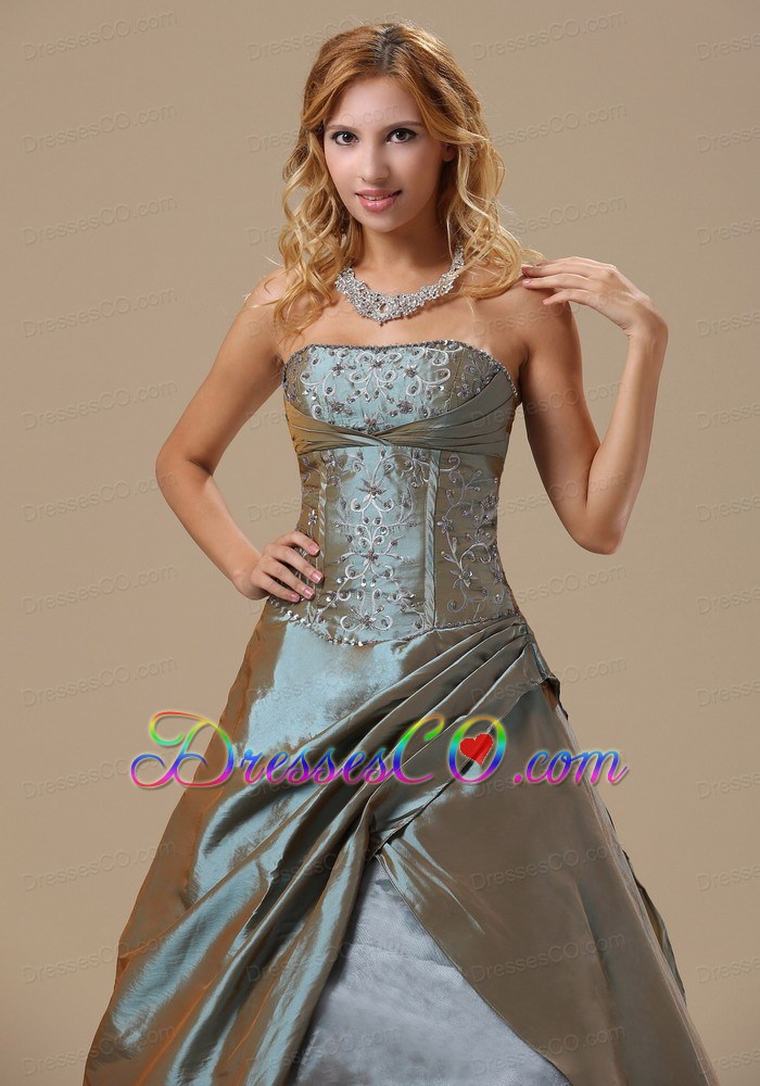 Olive Green Embroidery  For Dama Dress Quinceanera Custom Made