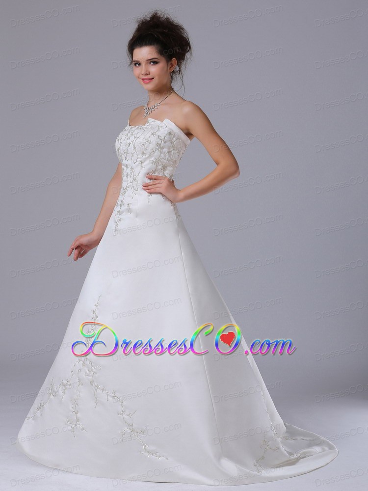 Embroidery Strapless Taffeta Brush / Sweep A-Line Wedding Dress