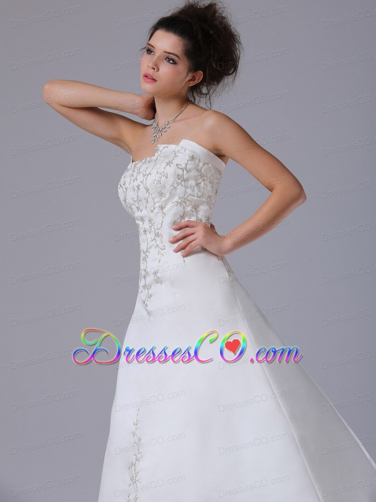 Embroidery Strapless Taffeta Brush / Sweep A-Line Wedding Dress