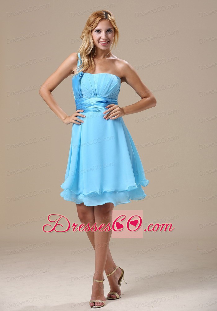 One Shoulder Light Blue Chiffon Ruched Decorate Bust Knee-length Prom / Homecoming Dress