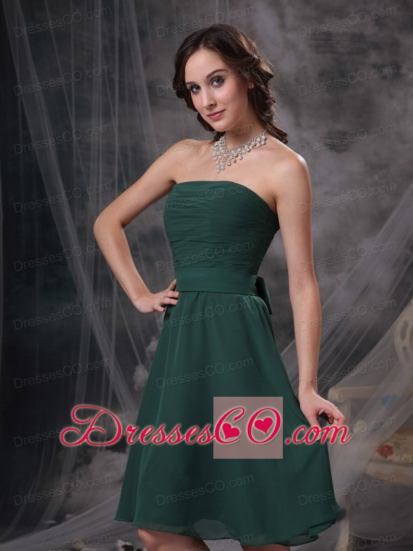 Simple Dark Green A-line Strapless Homecoming Dress Ruched Chiffon Knee-length